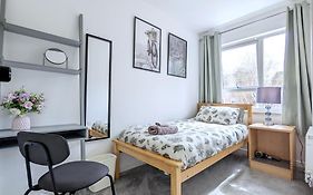 Guest Rooms Near City Centre & Dock Free Parking